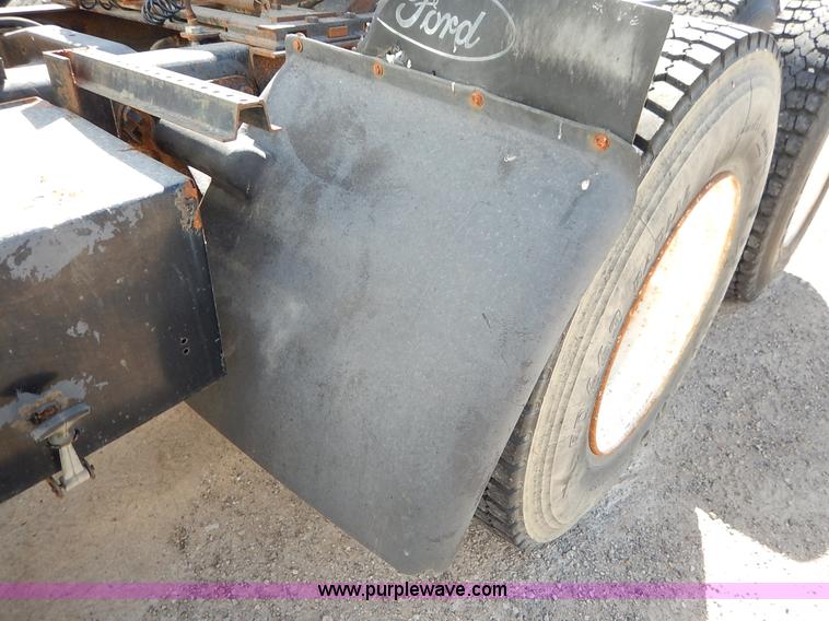 image for item L3506 1996 Ford LTA9000 AeroMax 106 semi truck