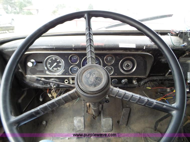 image for item L5086 1979 Ford F600 tank truck