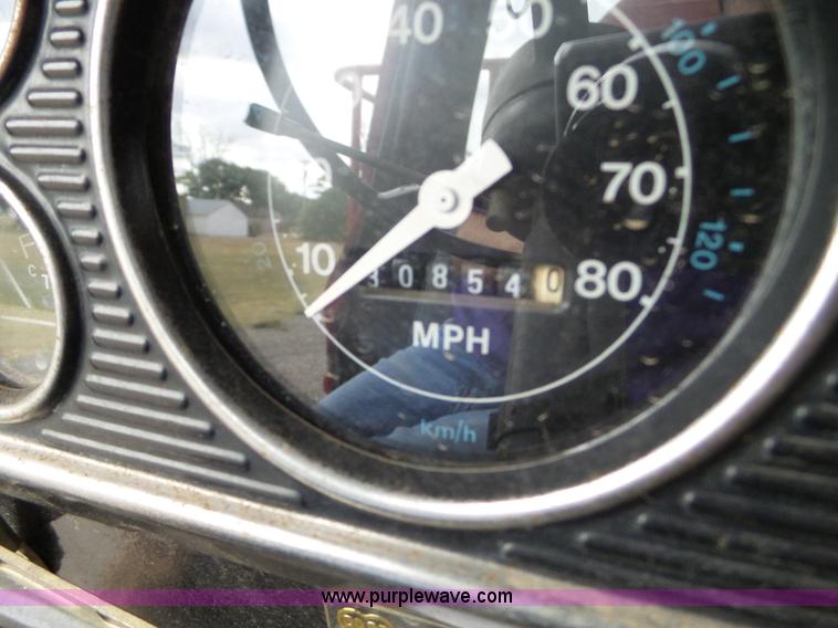 image for item L5086 1979 Ford F600 tank truck