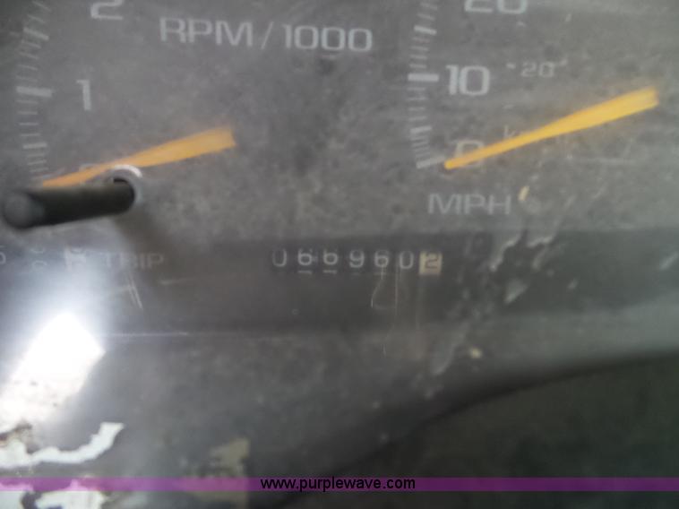 image for item L5097 2000 GMC Sierra Classic 3500 service truck with crane