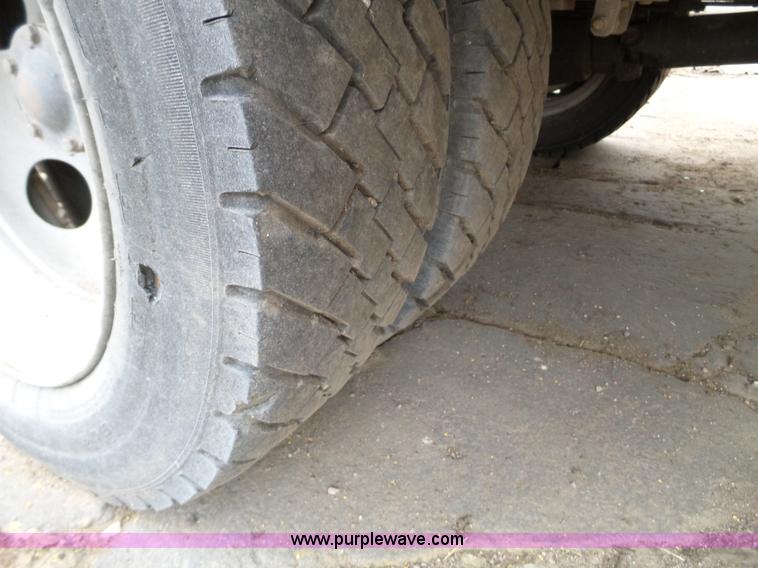 image for item L5097 2000 GMC Sierra Classic 3500 service truck with crane