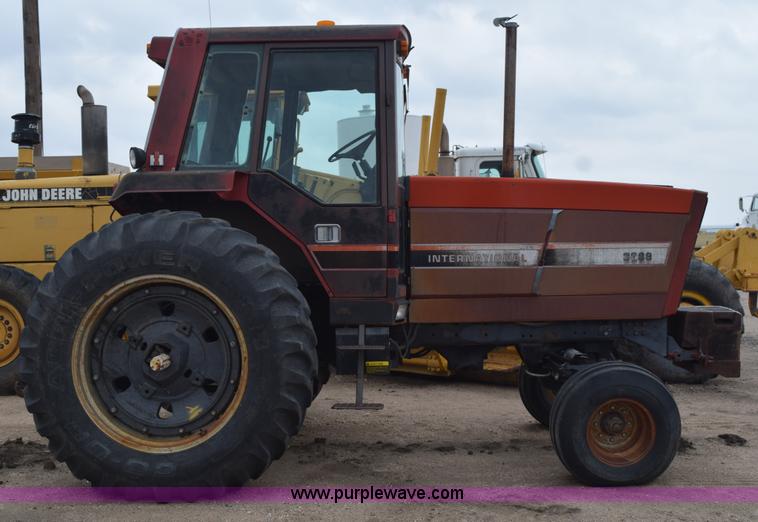 image for item L5996 1981 International 3688 tractor