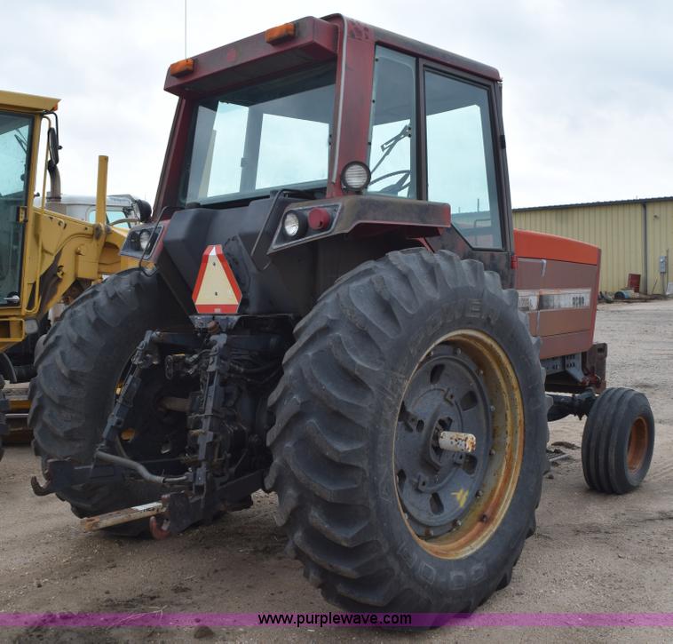 image for item L5996 1981 International 3688 tractor