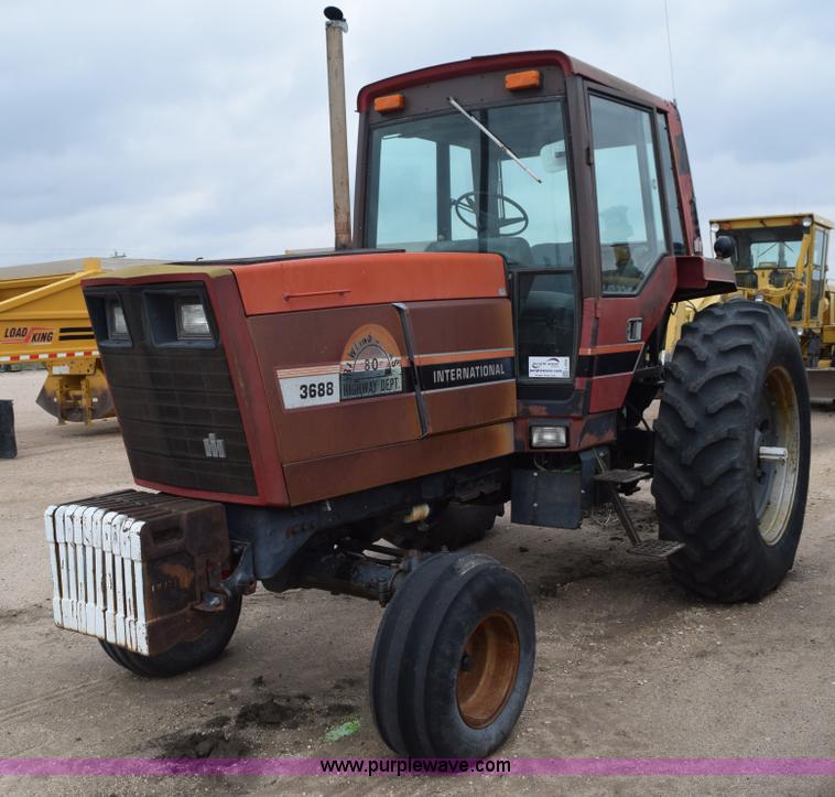 image for item L5996 1981 International 3688 tractor