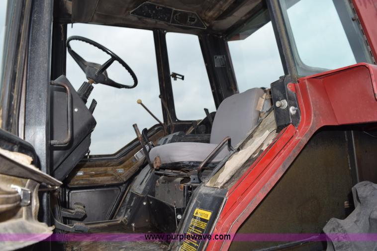 image for item L5996 1981 International 3688 tractor