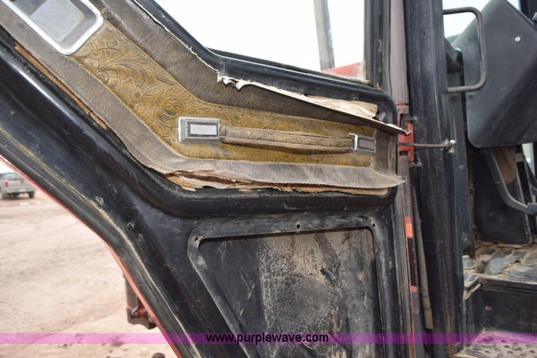 image for item L5996 1981 International 3688 tractor