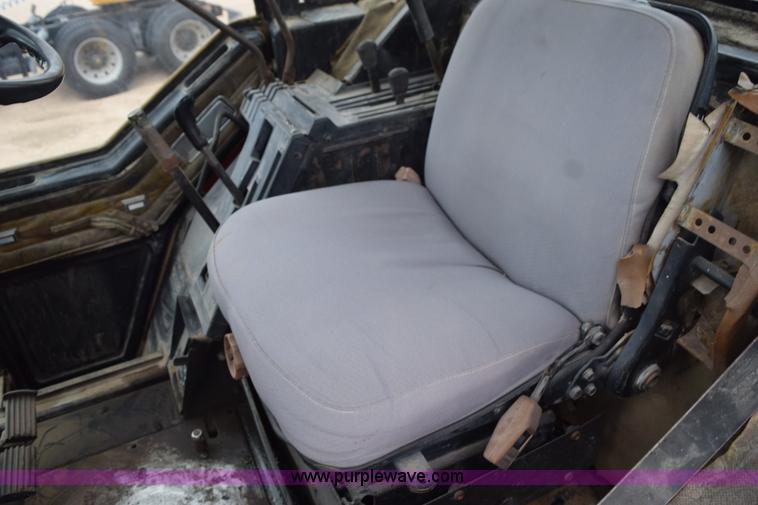 image for item L5996 1981 International 3688 tractor