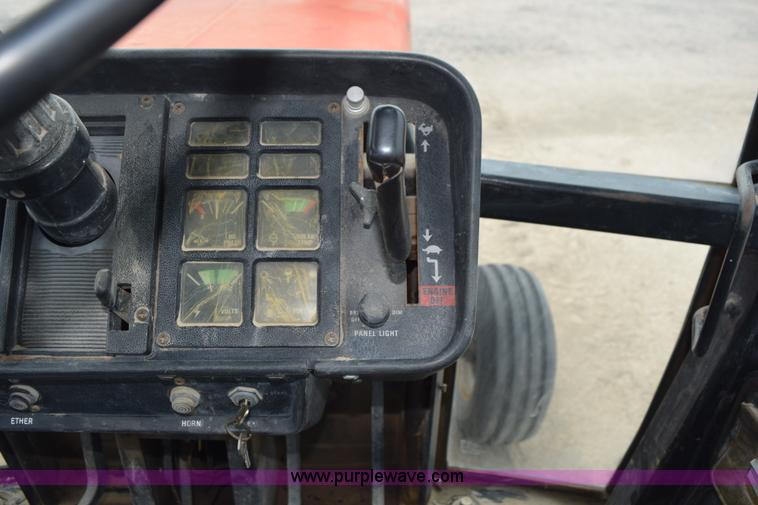 image for item L5996 1981 International 3688 tractor