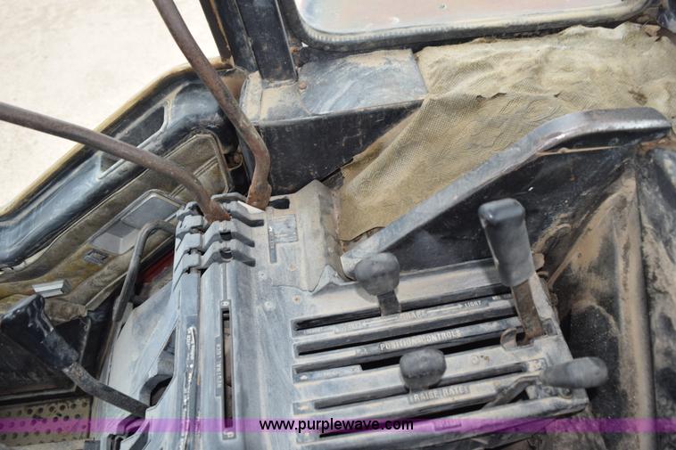 image for item L5996 1981 International 3688 tractor