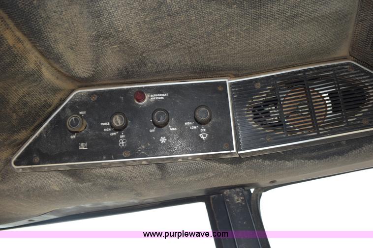 image for item L5996 1981 International 3688 tractor