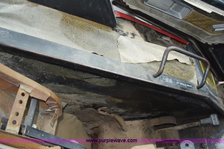 image for item L5996 1981 International 3688 tractor