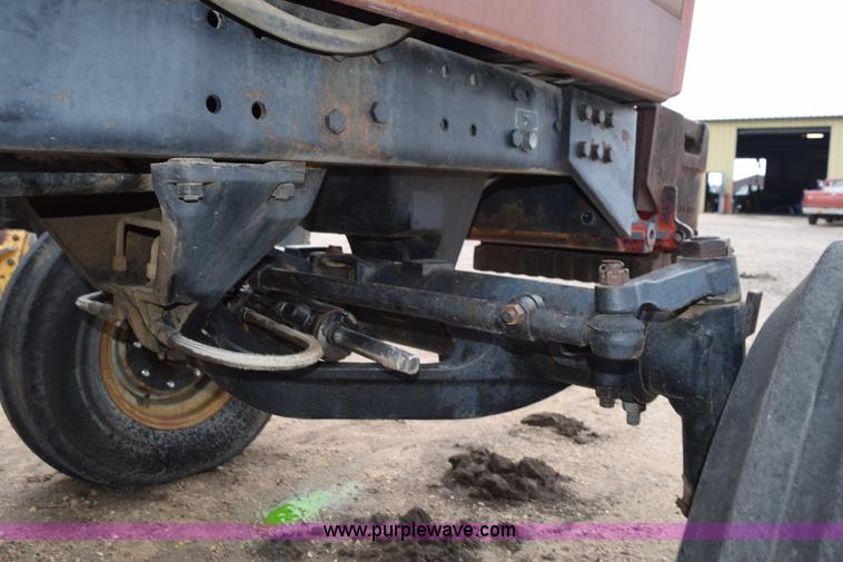 image for item L5996 1981 International 3688 tractor