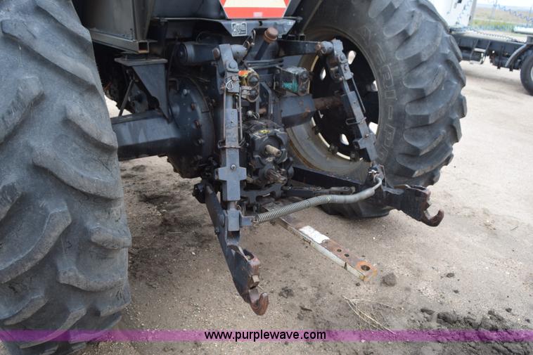 image for item L5996 1981 International 3688 tractor