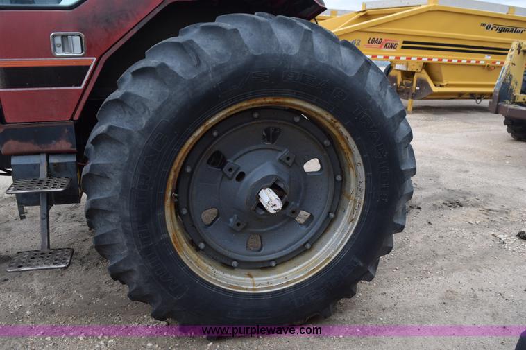 image for item L5996 1981 International 3688 tractor