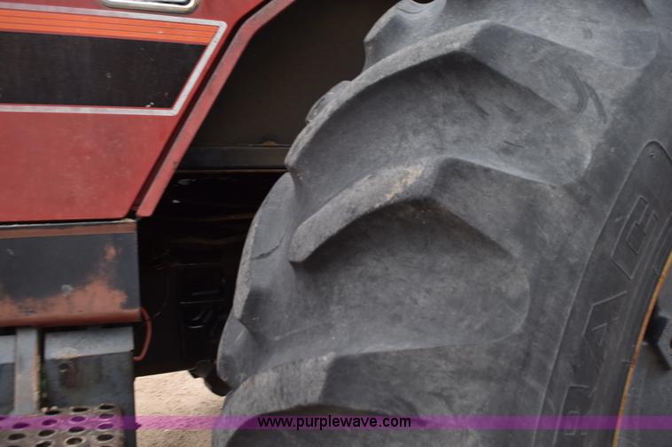 image for item L5996 1981 International 3688 tractor