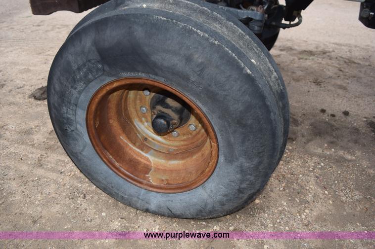 image for item L5996 1981 International 3688 tractor