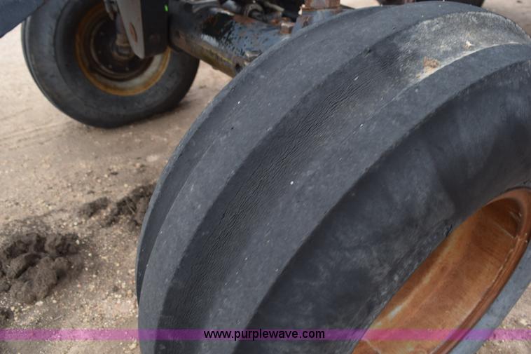 image for item L5996 1981 International 3688 tractor