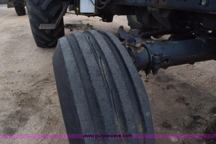 image for item L5996 1981 International 3688 tractor