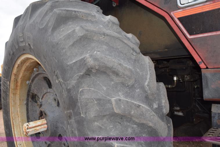 image for item L5996 1981 International 3688 tractor