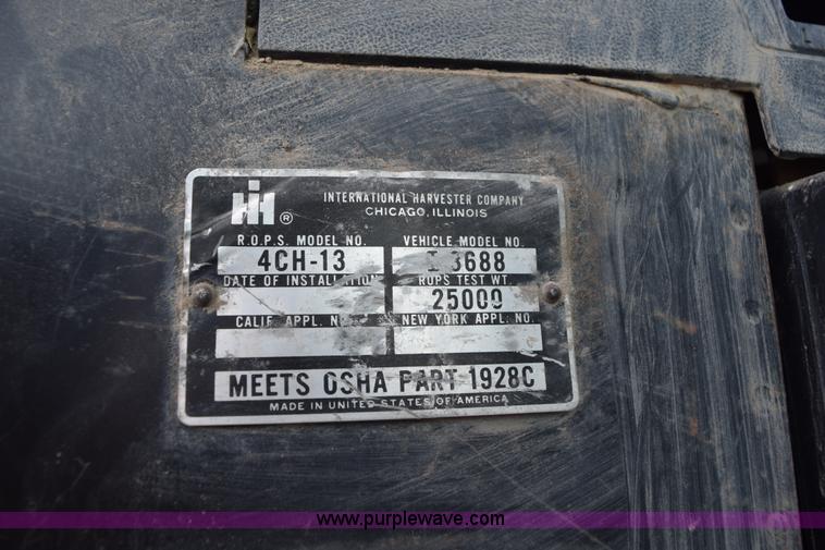 image for item L5996 1981 International 3688 tractor