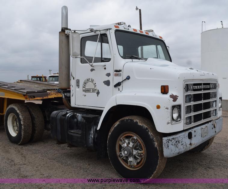image for item L5997 1983 International 2375 semi truck