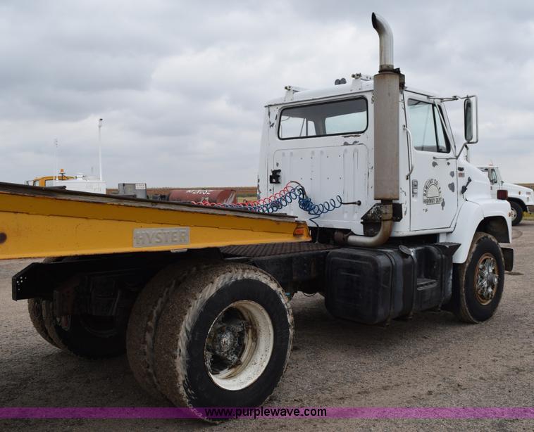 image for item L5997 1983 International 2375 semi truck