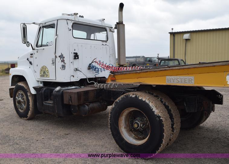 image for item L5997 1983 International 2375 semi truck