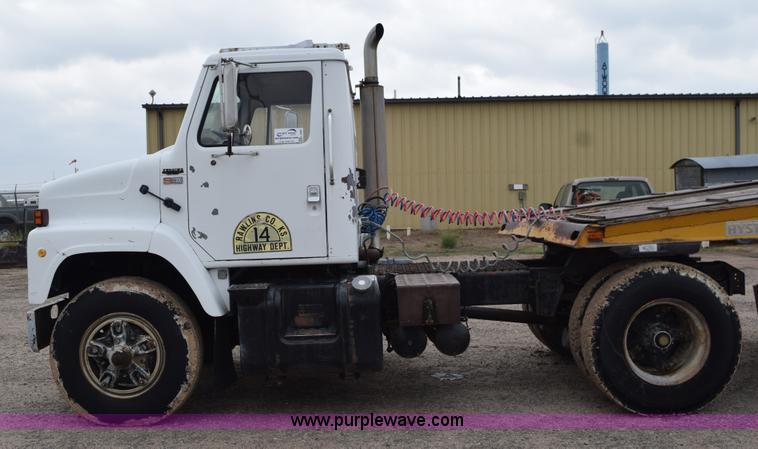 image for item L5997 1983 International 2375 semi truck