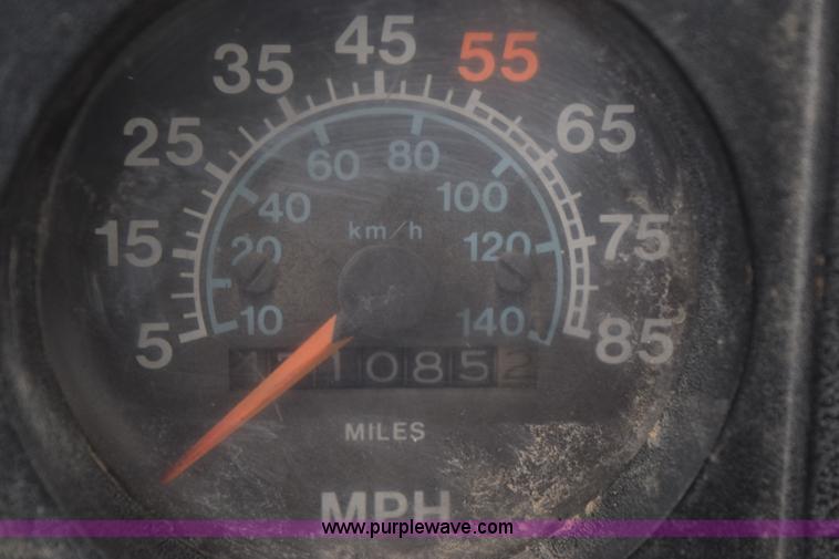 image for item L5997 1983 International 2375 semi truck