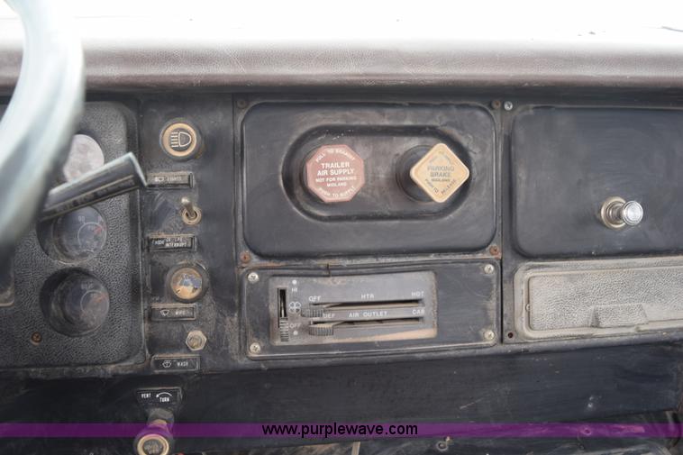 image for item L5997 1983 International 2375 semi truck