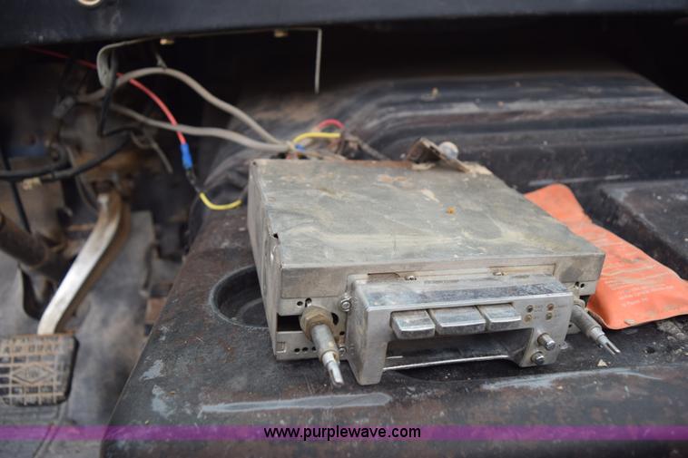 image for item L5997 1983 International 2375 semi truck