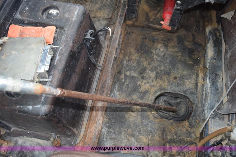 image for item L5997 1983 International 2375 semi truck