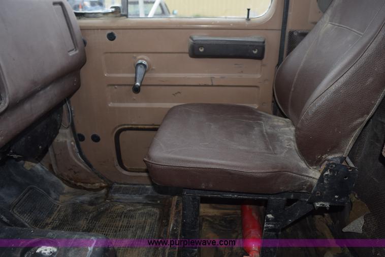 image for item L5997 1983 International 2375 semi truck