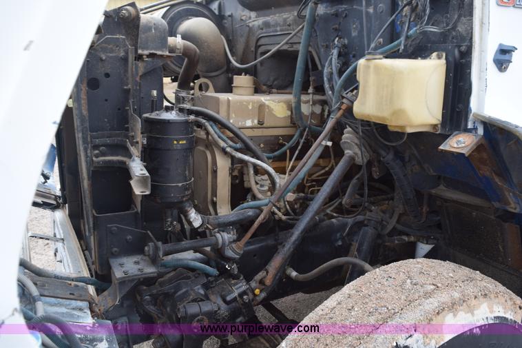 image for item L5997 1983 International 2375 semi truck