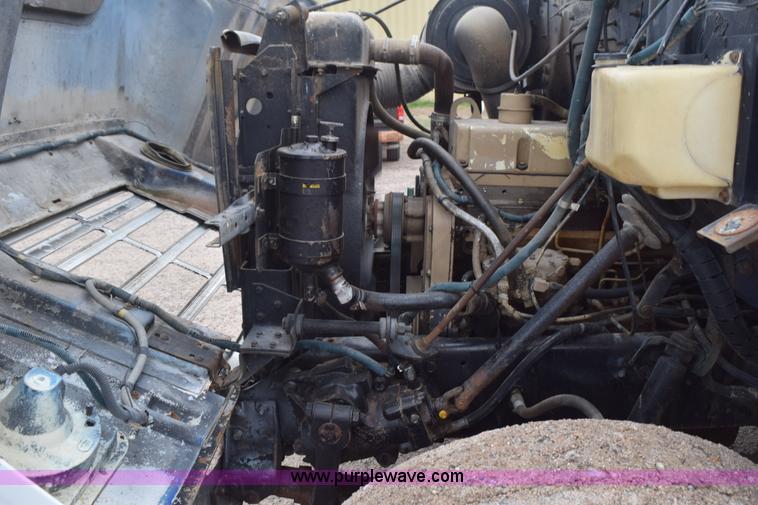 image for item L5997 1983 International 2375 semi truck