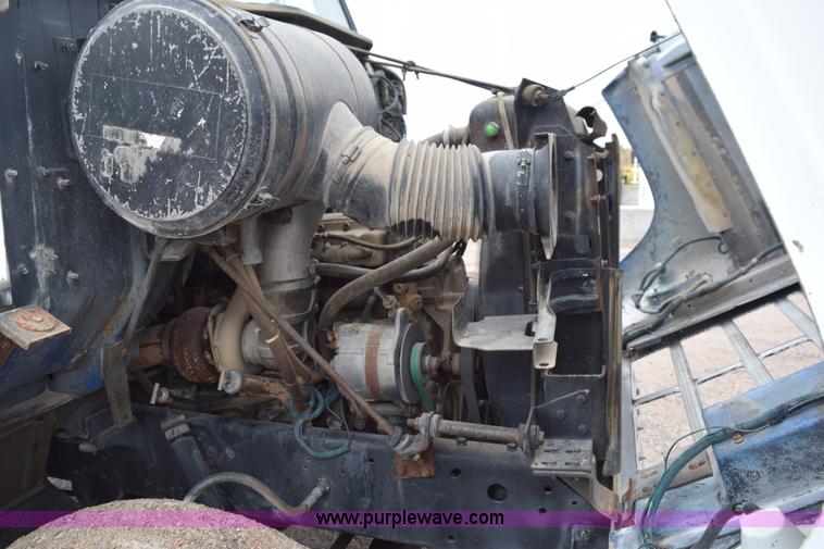 image for item L5997 1983 International 2375 semi truck