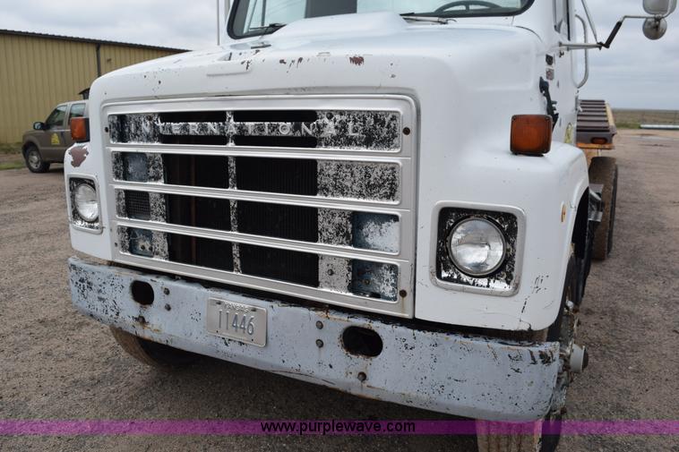 image for item L5997 1983 International 2375 semi truck