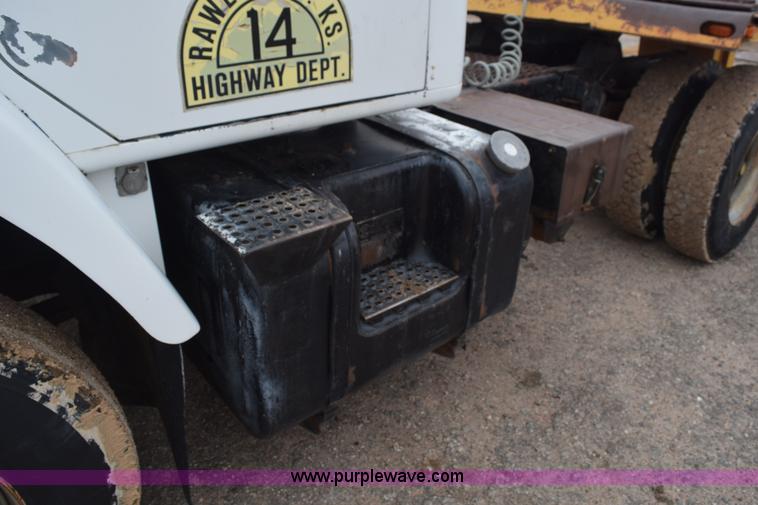 image for item L5997 1983 International 2375 semi truck