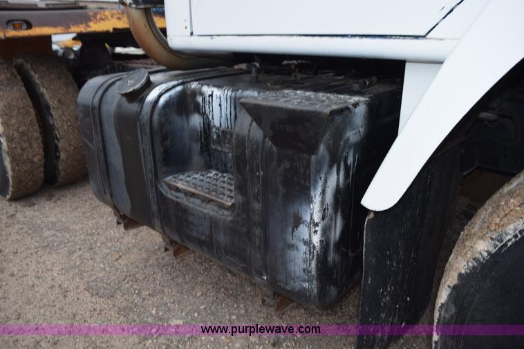 image for item L5997 1983 International 2375 semi truck