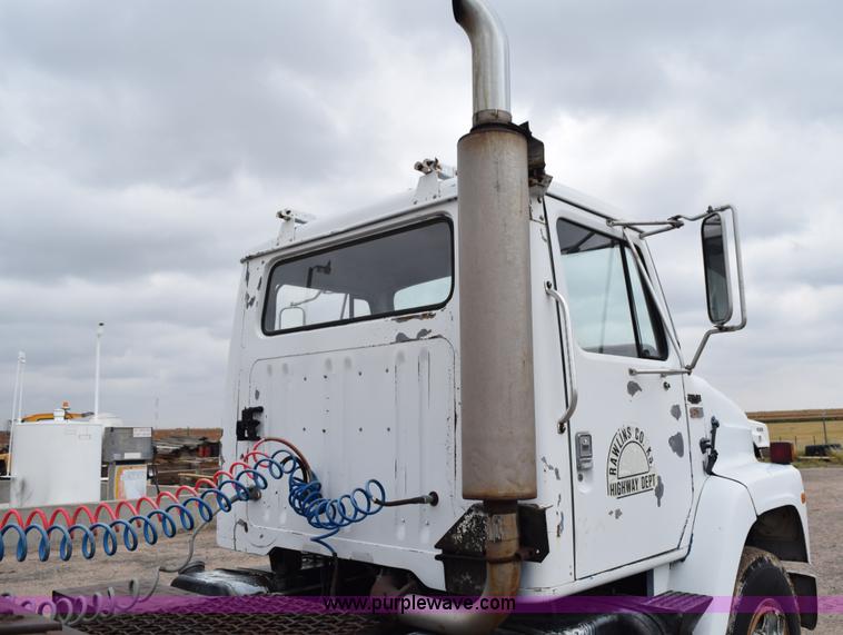 image for item L5997 1983 International 2375 semi truck