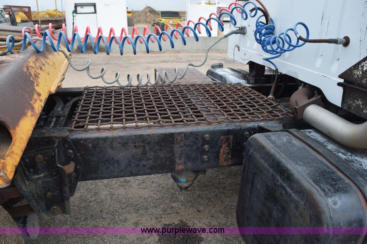 image for item L5997 1983 International 2375 semi truck