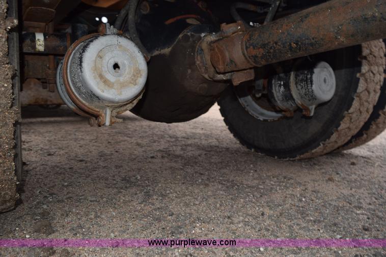 image for item L5997 1983 International 2375 semi truck