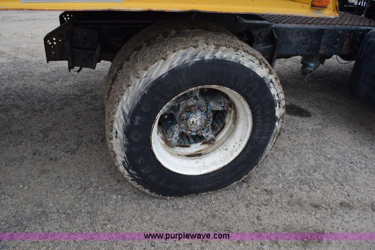 image for item L5997 1983 International 2375 semi truck