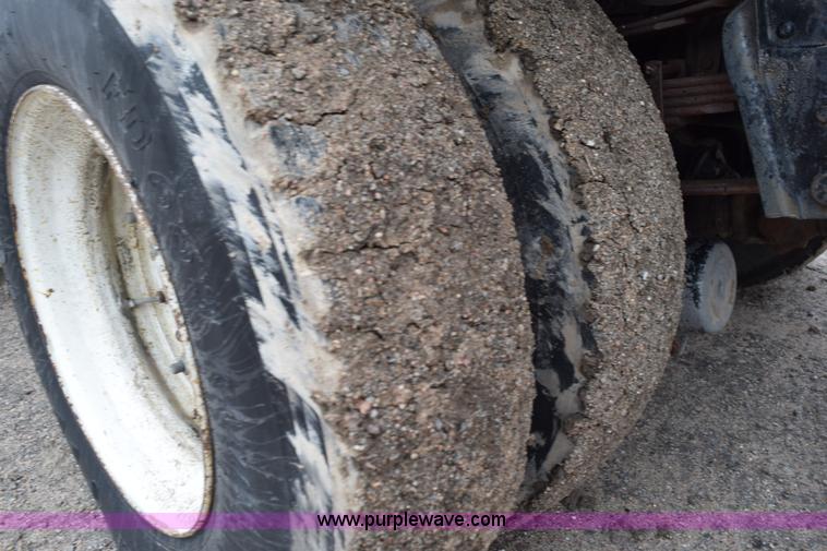 image for item L5997 1983 International 2375 semi truck