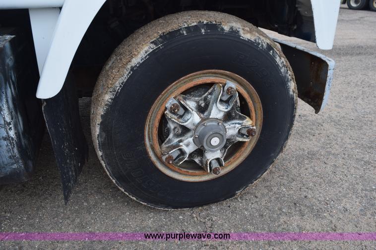 image for item L5997 1983 International 2375 semi truck