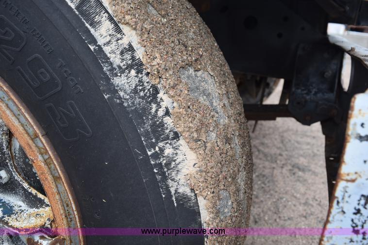 image for item L5997 1983 International 2375 semi truck