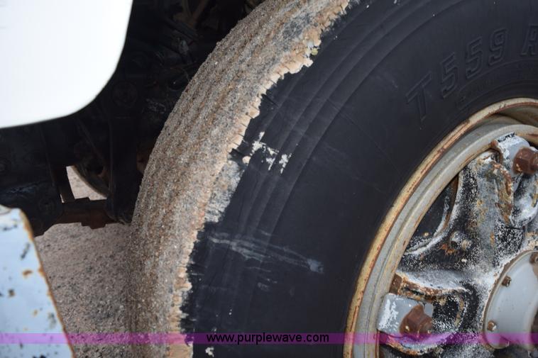 image for item L5997 1983 International 2375 semi truck