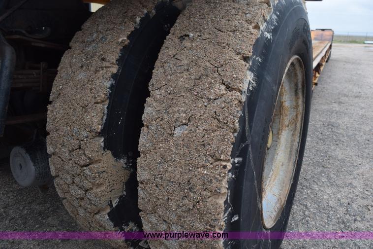 image for item L5997 1983 International 2375 semi truck