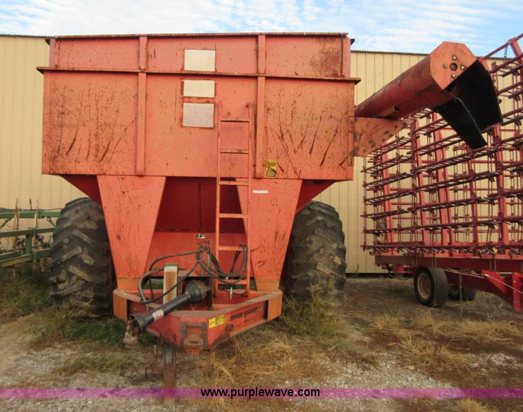 image for item BB9146 UFT 625 grain cart