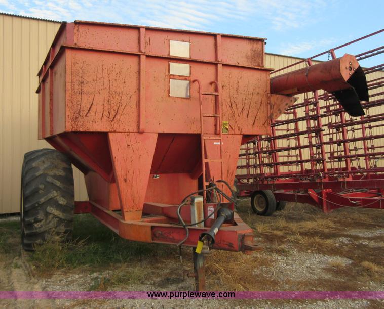 image for item BB9146 UFT 625 grain cart